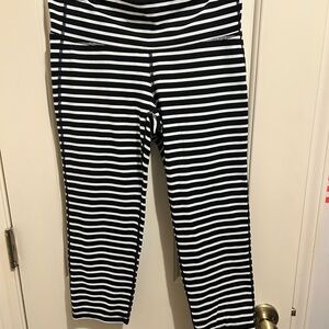 Athleta Women Black and White Striped Capri Leggings